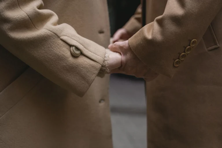 2026 sonbahar kabanları: toggle’dan shearling’e podyumun öne sürdükleri