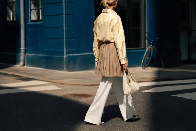 At Copenhagen Fashion Week, etekler pantolonların üzerine taşındı