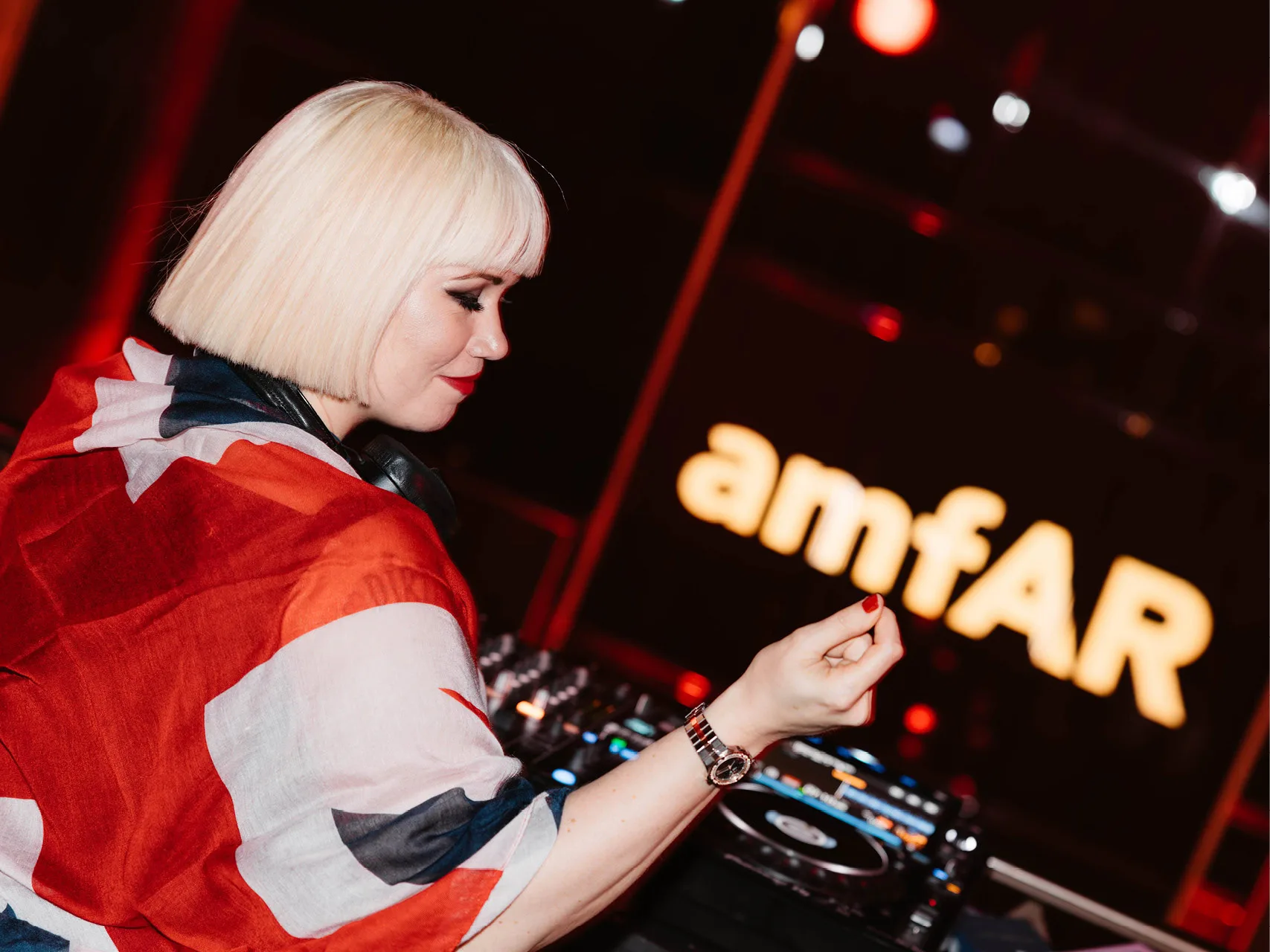 Melanie C, amfAR London gecesinde beyaz mini ve şeffaf stilettolarla